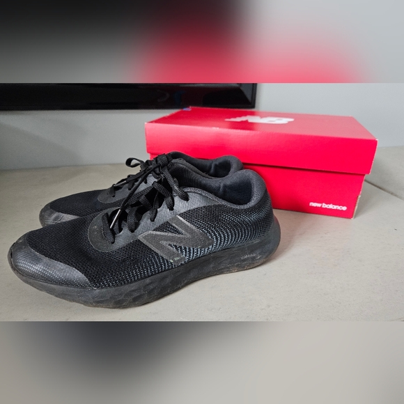 New Balance Youth sz 7 running shoes - Picture 2 of 7